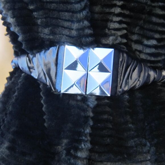 GORGEOUS Vintage Mongolian Fur Belted Boho Vest Coat - Picture 6 of 11